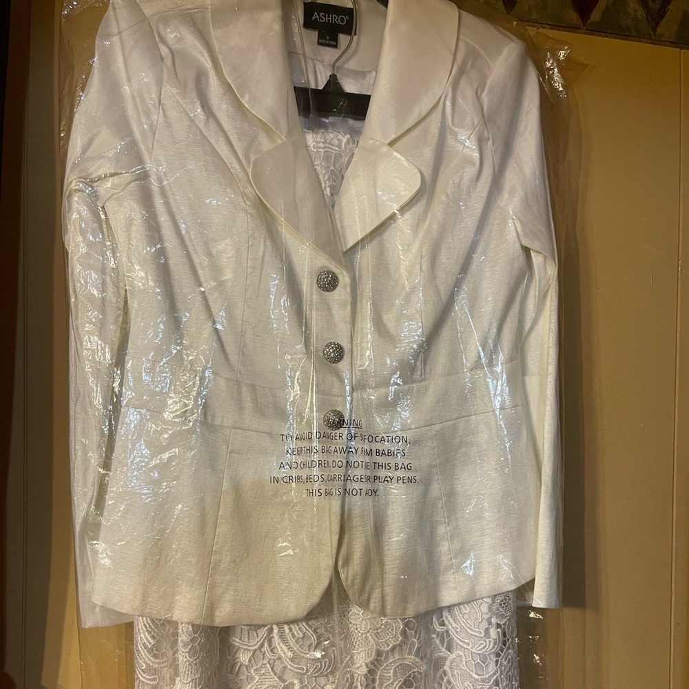 Ivory suit - size 6. NWT